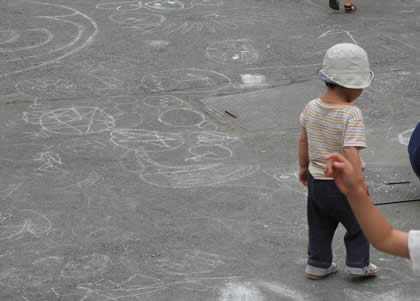 中央児童遊園（るなぱあく）入り口近辺の落書き