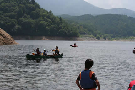 奈良俣湖の対岸に到着