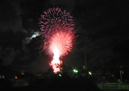 2004年おいで祭りでの花火（今年は上がりません）