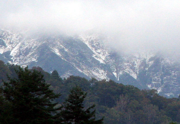 朝日岳の初冠雪